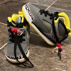 Selling a pair of grey and yellow Jordan’s size 6c